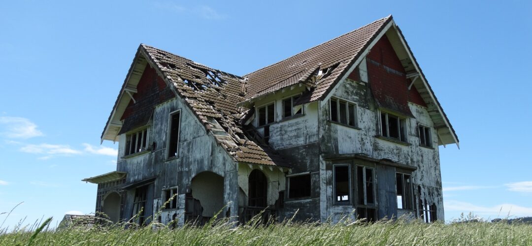 Derelict and iconic Ahiaruhe house burns down